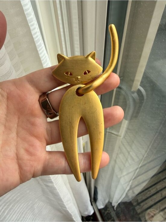 jj Jewelry - JJ GOLD TONE SATIN FINISH CAT PIN MOVABLE DANGLING BROOCH  3.5"